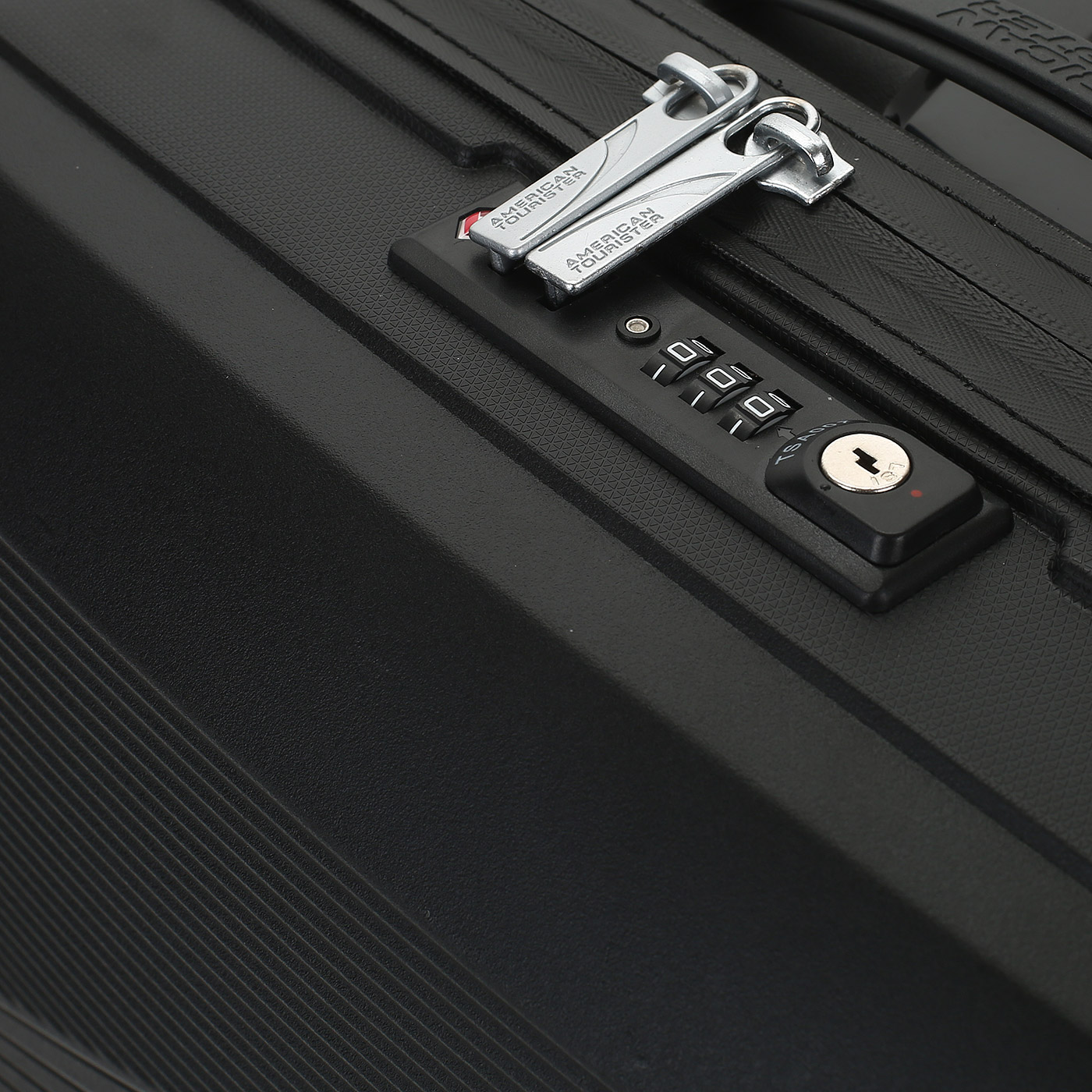 Чемодан для ручной клади из полипропилена с кодовым замком American Tourister Airconic