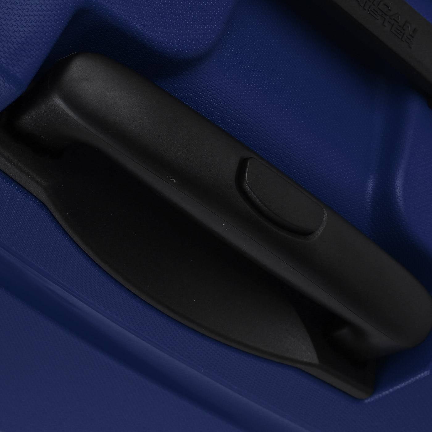 Чемодан большой L из полипропилена с кодовым замком American Tourister Bon Air